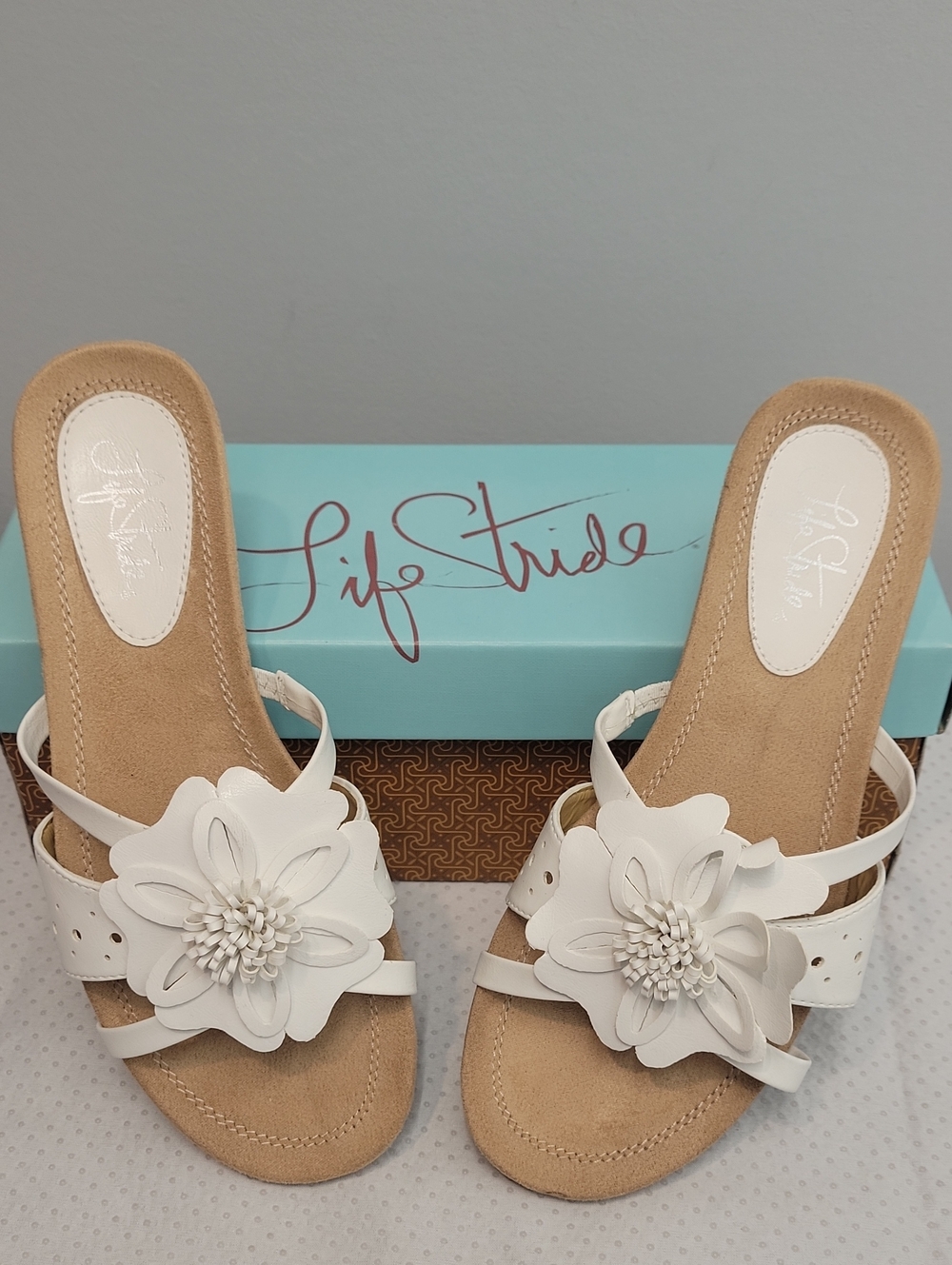 Life Stride White flower slip on sandals size 7 womens